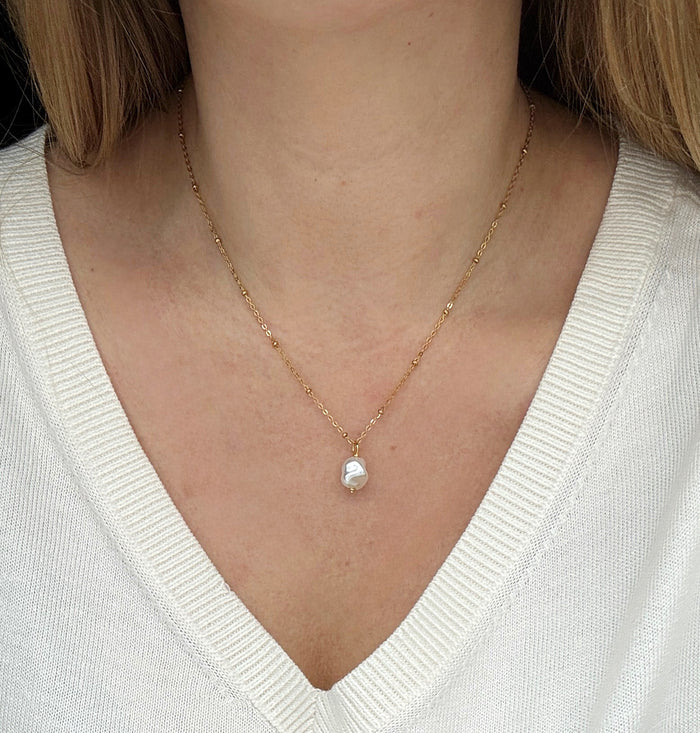 ROPE CHAIN NECKLACE WITH IRREGULAR FRESHWATER PEARL PENDANT