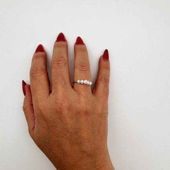 ANILLO DE ORO FINO CON CINCO PEQUEÑAS PERLAS DE AGUA DULCE