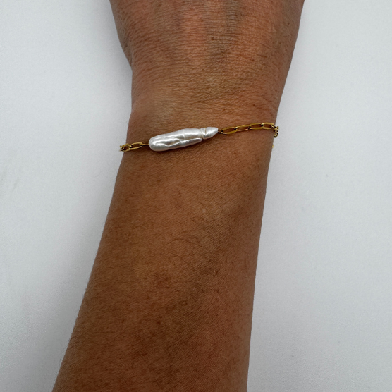 18K GOLD LINK BRACELET WITH FRESHWATER PEARL CENTERPIECE