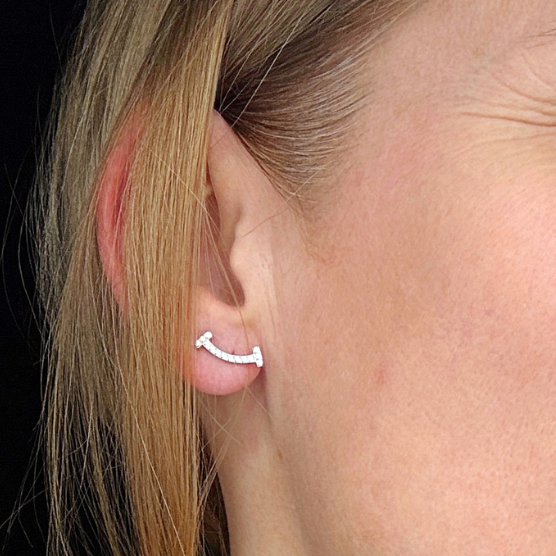 HAPPY CURVED EARRING WITH TRANSPARENT ZIRCONIA