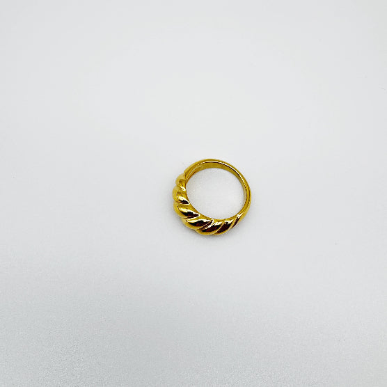 GOLDEN CROISSANT SHAPED RING