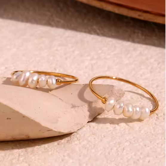FINE GOLD RING WITH FIVE SMALL FRESHWATER PEARL